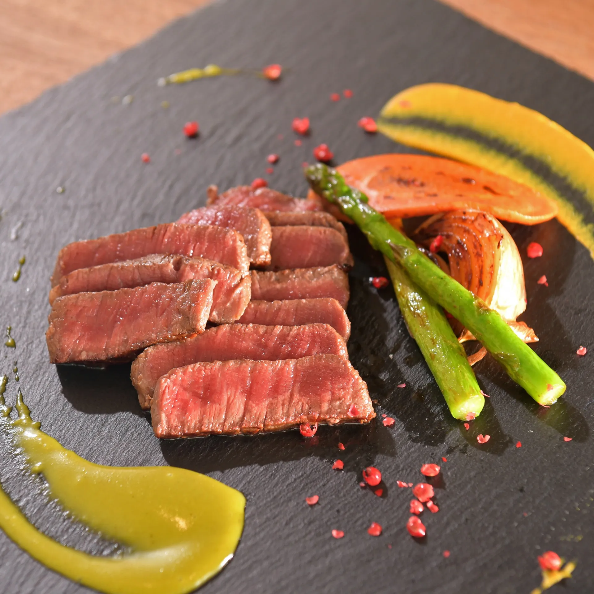 桑名で鉄板焼きの肉料理を堪能するなら、鉄板 炎舞へ。